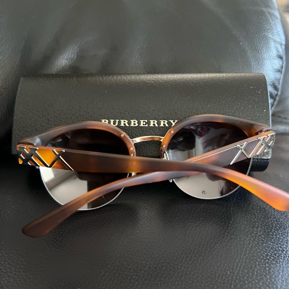 Almost new Burberry sunglasses, brown Made in Italy - Picture 2 of 5